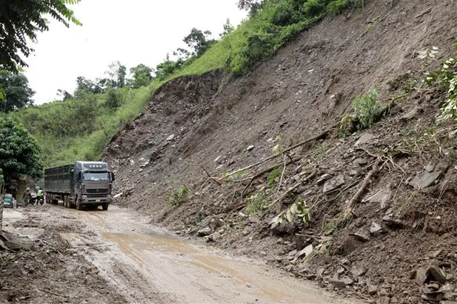 Mưa lớn, Quốc lộ 37 qua Sơn La xuất hiện gần 60 vị trí sạt lở - Ảnh 4. Mưa lớn, Quốc lộ 37 qua Sơn La xuất hiện gần 60 vị trí sạt lở - Ảnh 4.