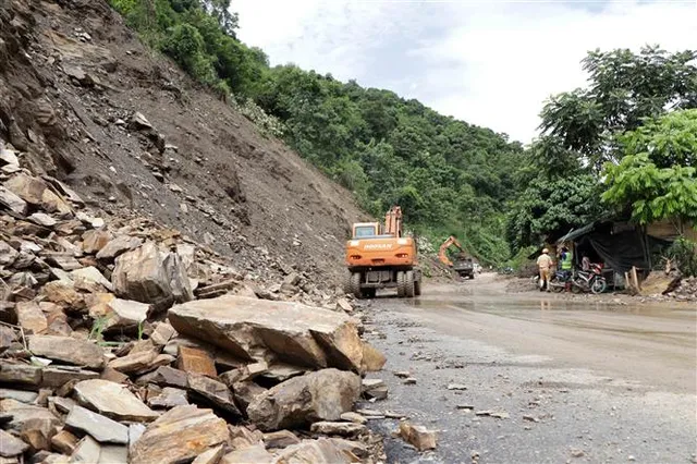 Mưa lớn, Quốc lộ 37 qua Sơn La xuất hiện gần 60 vị trí sạt lở - Ảnh 10. Mưa lớn, Quốc lộ 37 qua Sơn La xuất hiện gần 60 vị trí sạt lở - Ảnh 10.
