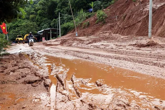 Mưa lớn, Quốc lộ 37 qua Sơn La xuất hiện gần 60 vị trí sạt lở - Ảnh 2. Mưa lớn, Quốc lộ 37 qua Sơn La xuất hiện gần 60 vị trí sạt lở - Ảnh 2.