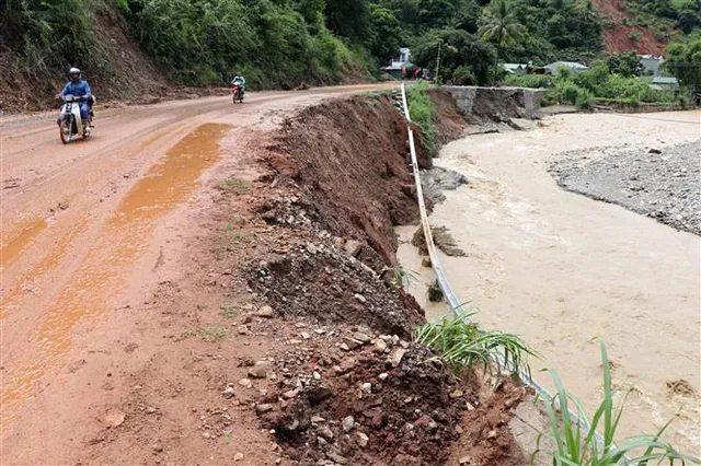 Mưa lớn, Quốc lộ 37 qua Sơn La xuất hiện gần 60 vị trí sạt lở - Ảnh 1. Mưa lớn, Quốc lộ 37 qua Sơn La xuất hiện gần 60 vị trí sạt lở - Ảnh 1.