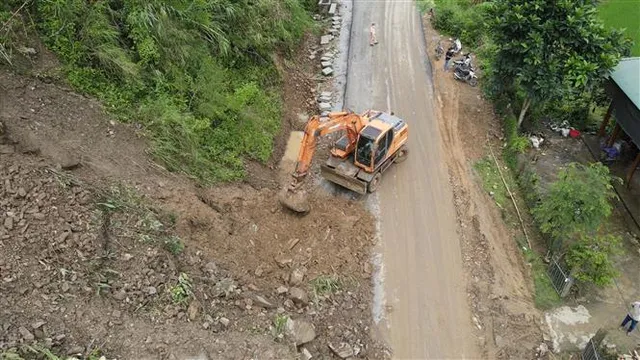 Mưa lớn, Quốc lộ 37 qua Sơn La xuất hiện gần 60 vị trí sạt lở - Ảnh 9. Mưa lớn, Quốc lộ 37 qua Sơn La xuất hiện gần 60 vị trí sạt lở - Ảnh 9.