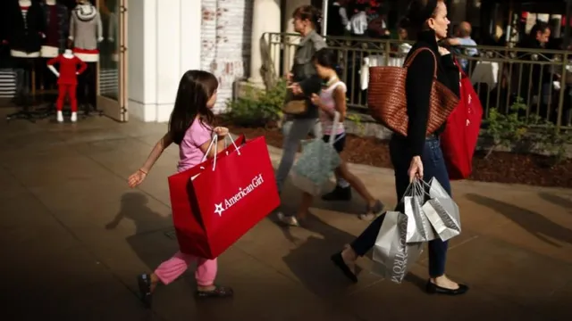 Lạm phát ảnh hưởng tới mùa mua sắm cuối năm tại Mỹ - Ảnh 1.