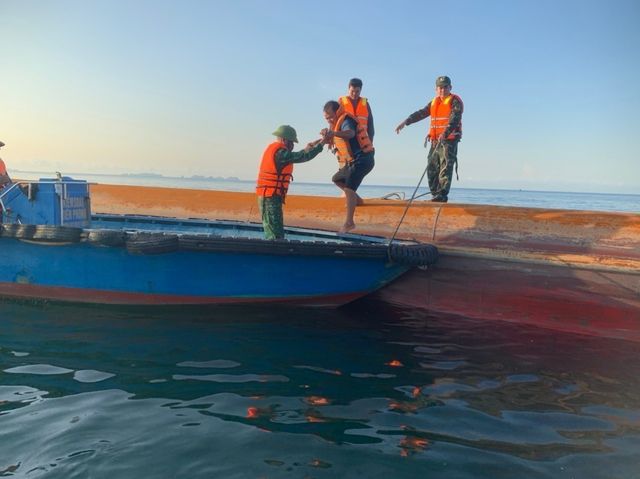 Đồn Biên phòng Cát Bà ứng cứu tàu đâm vào cồn đá - Ảnh 1.