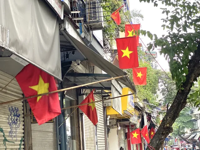 Phố phường Hà Nội rực rỡ cờ hoa chào đón Tết độc lập - Ảnh 3.
