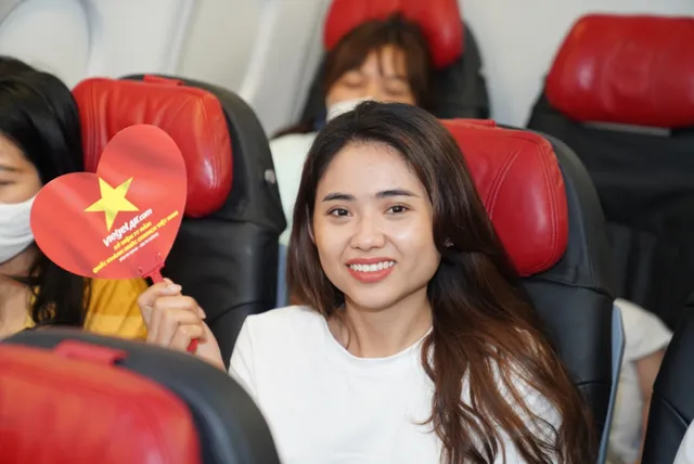 Rực rỡ cờ đỏ sao vàng trên những chuyến bay Vietjet ngày Quốc khánh 2/9 - Ảnh 7.