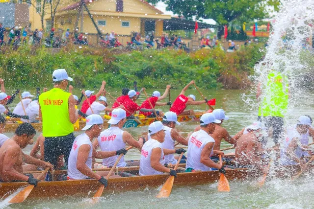 Đua thuyền truyền thống trên sông Kiến Giang mừng Tết Độc lập - Ảnh 4.