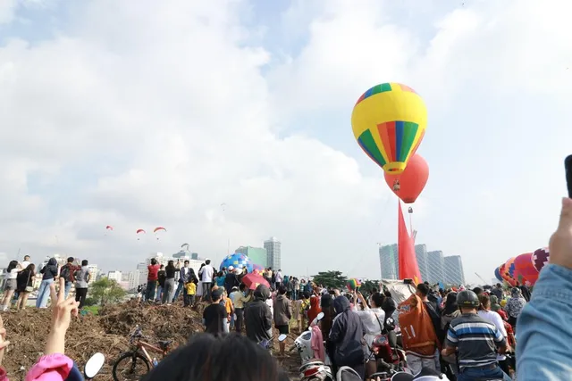 TP Hồ Chí Minh thả khinh khí cầu kéo đại kỳ mừng lễ Quốc khánh - Ảnh 3.