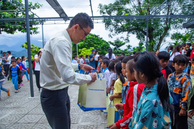 Chuyến Xe Tử Tế mang tới học sinh vùng cao tại Nam Trà My nhiều món quà đầu năm học mới - Ảnh 3.