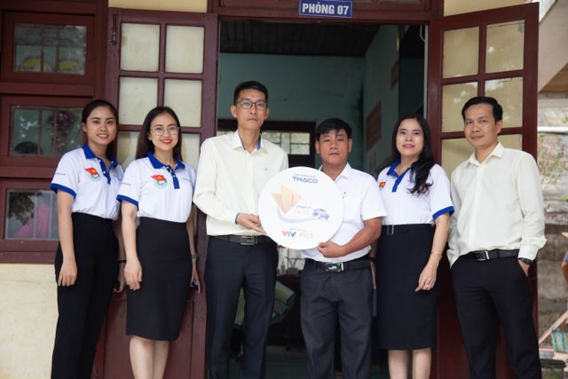 Chuyến Xe Tử Tế mang tới học sinh vùng cao tại Nam Trà My nhiều món quà đầu năm học mới - Ảnh 2.