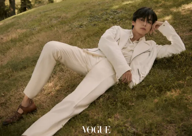 V (BTS) vẫn giữ vẻ lạnh lùng trên Vogue - Ảnh 6.