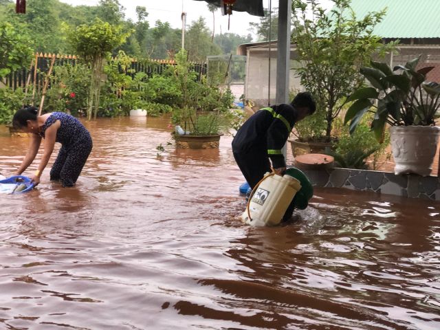 Mưa lớn gây ngập úng ở Bình Phước, nhiều hộ gia đình bị cô lập - Ảnh 2.