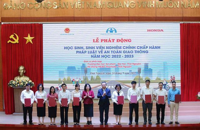 Nâng cao ý thức chấp hành pháp luật về an toàn giao thông cho học sinh, sinh viên - Ảnh 1.