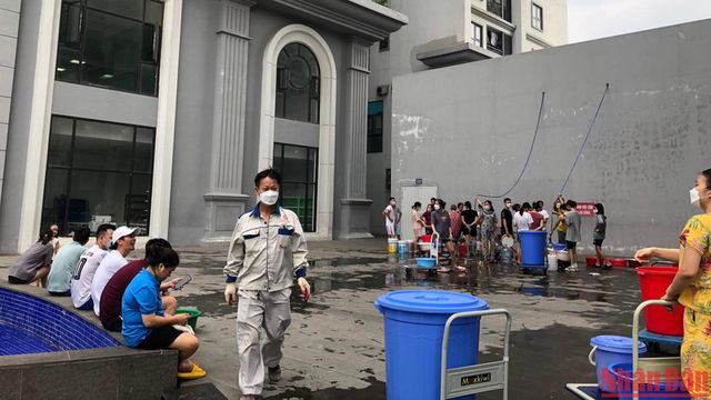 Chung cư ở Hà Nội mất nước, người dân xếp hàng chờ lấy nước sạch - Ảnh 2.