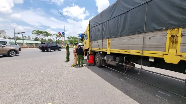 Lọt vào điểm mù xe tải, một phụ nữ đi xe đạp điện bị cán tử vong - Ảnh 1.