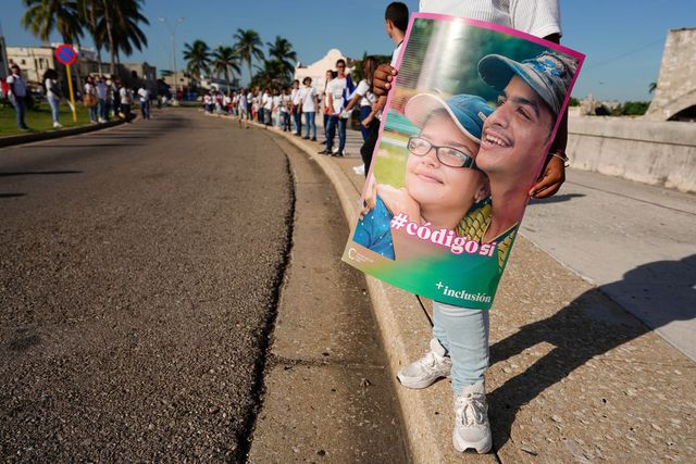 Người dân Cuba bỏ phiếu trong cuộc trưng cầu dân ý về hôn nhân đồng giới, nhận con nuôi - Ảnh 1.