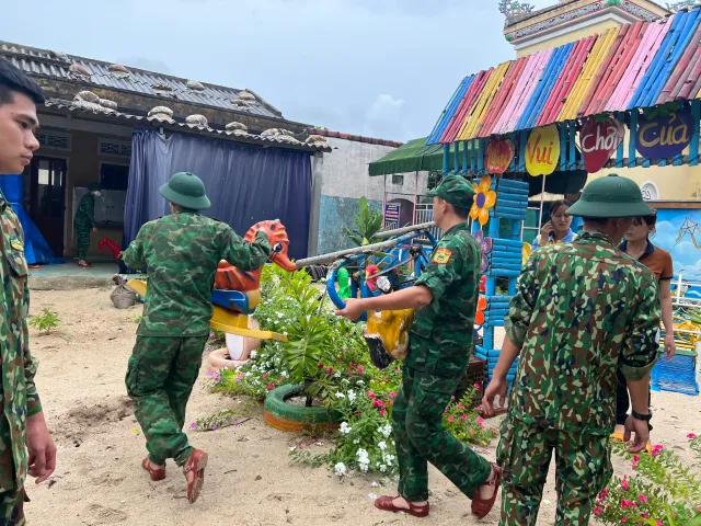 Quân và dân Quảng Ngãi chủ động phòng chống bão số 4 - Ảnh 1. Quân và dân Quảng Ngãi chủ động phòng chống bão số 4 - Ảnh 1.