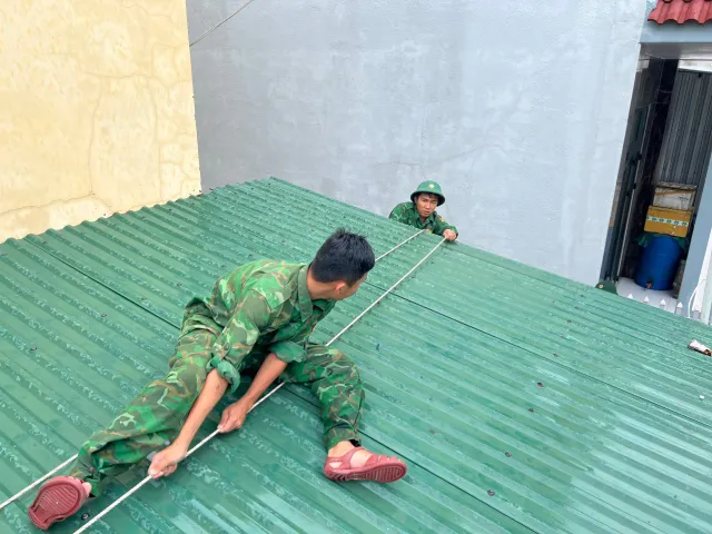 Quân và dân Quảng Ngãi chủ động phòng chống bão số 4 - Ảnh 2. Quân và dân Quảng Ngãi chủ động phòng chống bão số 4 - Ảnh 2.
