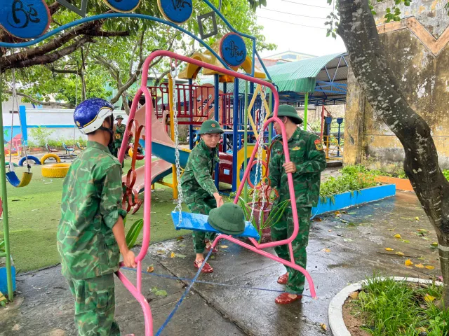 Quân và dân Quảng Ngãi chủ động phòng chống bão số 4 - Ảnh 4. Quân và dân Quảng Ngãi chủ động phòng chống bão số 4 - Ảnh 4.