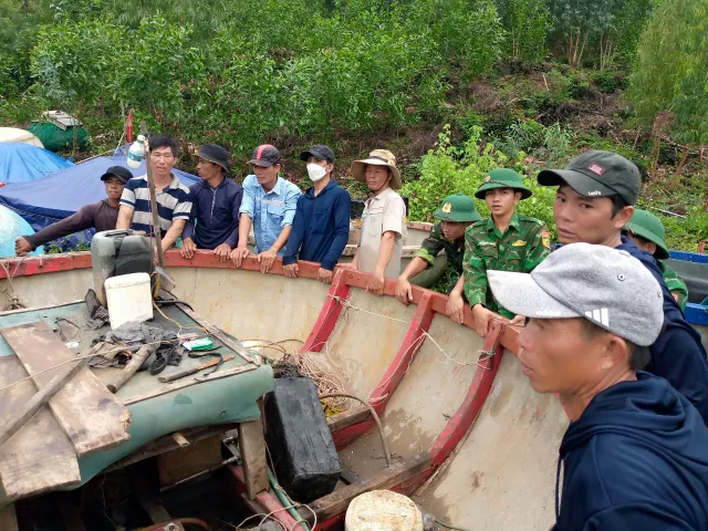 Quân và dân Quảng Ngãi chủ động phòng chống bão số 4 - Ảnh 13. Quân và dân Quảng Ngãi chủ động phòng chống bão số 4 - Ảnh 13.