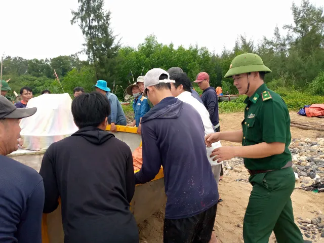 Quân và dân Quảng Ngãi chủ động phòng chống bão số 4 - Ảnh 15. Quân và dân Quảng Ngãi chủ động phòng chống bão số 4 - Ảnh 15.