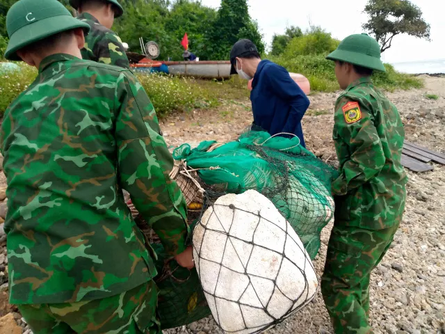 Quân và dân Quảng Ngãi chủ động phòng chống bão số 4 - Ảnh 16. Quân và dân Quảng Ngãi chủ động phòng chống bão số 4 - Ảnh 16.