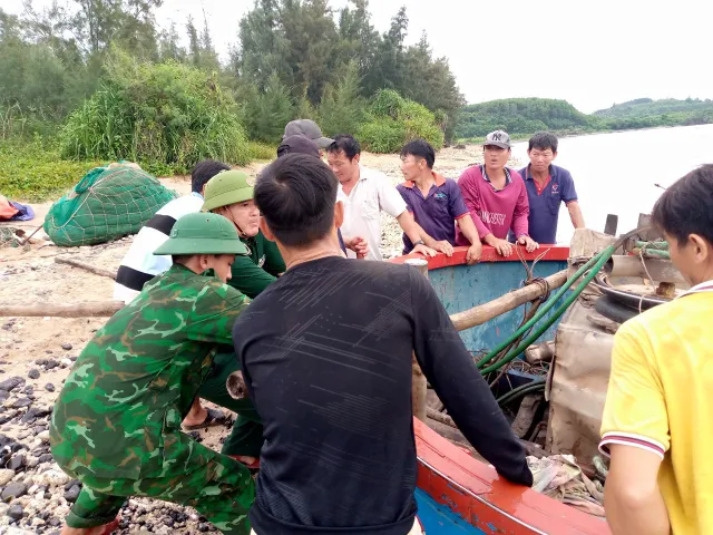 Quân và dân Quảng Ngãi chủ động phòng chống bão số 4 - Ảnh 17. Quân và dân Quảng Ngãi chủ động phòng chống bão số 4 - Ảnh 17.