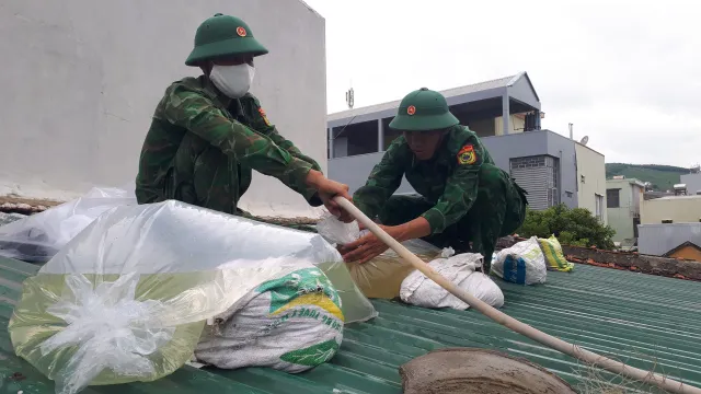 Quân và dân Quảng Ngãi chủ động phòng chống bão số 4 - Ảnh 12. Quân và dân Quảng Ngãi chủ động phòng chống bão số 4 - Ảnh 12.