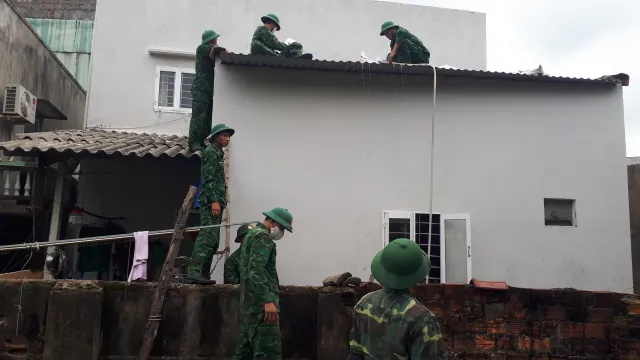 Quân và dân Quảng Ngãi chủ động phòng chống bão số 4 - Ảnh 11. Quân và dân Quảng Ngãi chủ động phòng chống bão số 4 - Ảnh 11.