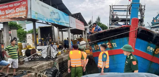 Ảnh: Neo đậu tàu cá gần khu vực cảng Sa Kỳ, Quảng Ngãi - Ảnh 4. Ảnh: Neo đậu tàu cá gần khu vực cảng Sa Kỳ, Quảng Ngãi - Ảnh 4.