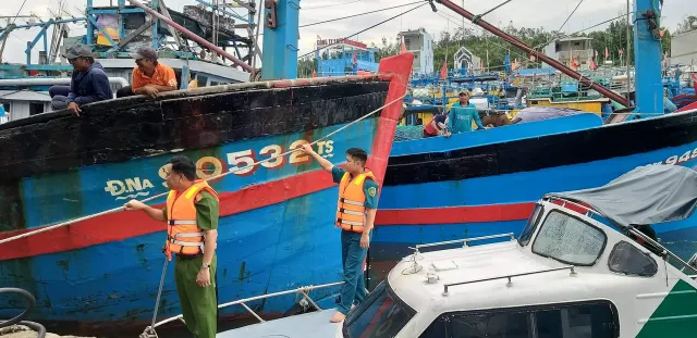 Ảnh: Neo đậu tàu cá gần khu vực cảng Sa Kỳ, Quảng Ngãi - Ảnh 6. Ảnh: Neo đậu tàu cá gần khu vực cảng Sa Kỳ, Quảng Ngãi - Ảnh 6.