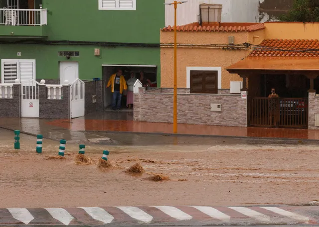 Bão Hermine đổ bộ vào quần đảo Canary của Tây Ban Nha, hàng trăm chuyến bay bị hủy - Ảnh 1.