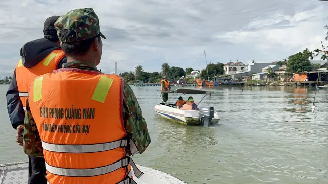 Quảng Nam: Huy động tối đa cán bộ, chiến sĩ sẵn sàng di dời dân khi nước biển dâng cao - Ảnh 1.