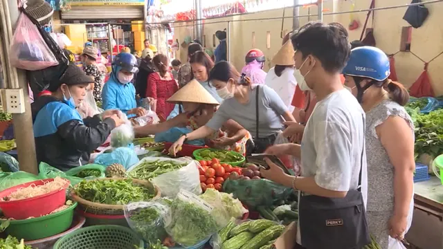 Người dân miền Trung tất bật đi chợ trước bão, các siêu thị cung ứng đủ hàng - Ảnh 1.