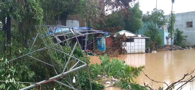 Quảng Nam ngổn ngang sau khi bão số 4 càn quét - Ảnh 7. Quảng Nam ngổn ngang sau khi bão số 4 càn quét - Ảnh 7.