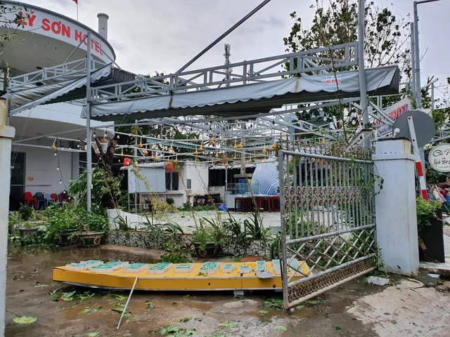 Không có thiệt hại về người, Lý Sơn tan hoang sau bão số 4 - Ảnh 2. Không có thiệt hại về người, Lý Sơn tan hoang sau bão số 4 - Ảnh 2.