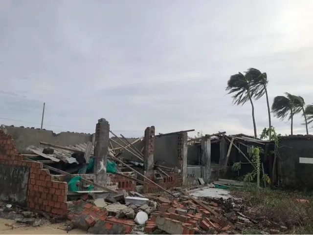 Không có thiệt hại về người, Lý Sơn tan hoang sau bão số 4 - Ảnh 3. Không có thiệt hại về người, Lý Sơn tan hoang sau bão số 4 - Ảnh 3.