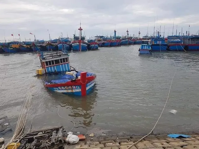 Không có thiệt hại về người, Lý Sơn tan hoang sau bão số 4 - Ảnh 8. Không có thiệt hại về người, Lý Sơn tan hoang sau bão số 4 - Ảnh 8.