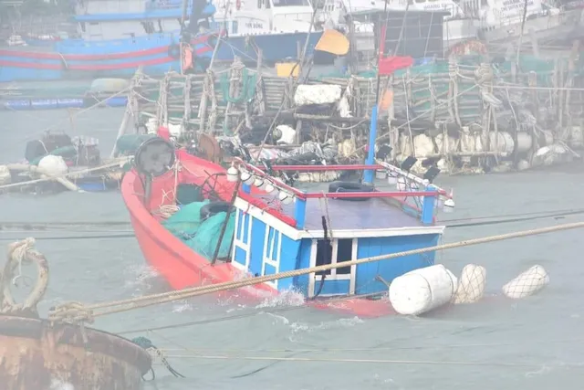 Không có thiệt hại về người, Lý Sơn tan hoang sau bão số 4 - Ảnh 9. Không có thiệt hại về người, Lý Sơn tan hoang sau bão số 4 - Ảnh 9.