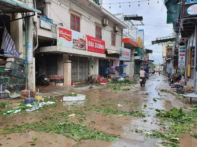 Không có thiệt hại về người, Lý Sơn tan hoang sau bão số 4 - Ảnh 11. Không có thiệt hại về người, Lý Sơn tan hoang sau bão số 4 - Ảnh 11.