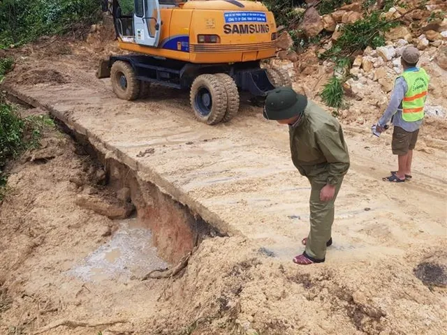 Nước dâng gây ách tắc giao thông tại Quảng Nam - Ảnh 5.