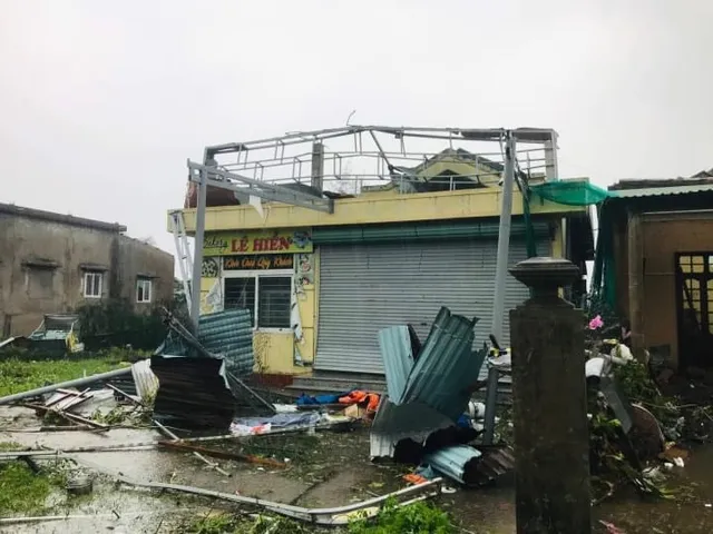 Không có thiệt hại về người, Lý Sơn tan hoang sau bão số 4 - Ảnh 1. Không có thiệt hại về người, Lý Sơn tan hoang sau bão số 4 - Ảnh 1.