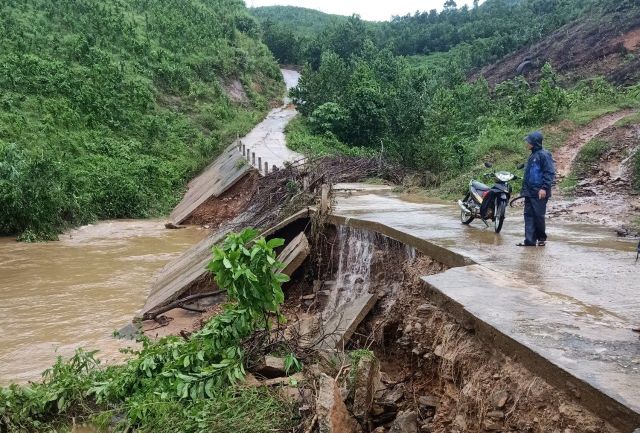 Tập trung khắc phục hậu quả, chủ động ứng phó với áp thấp nhiệt đới, mưa lũ tại miền Trung - Ảnh 1.