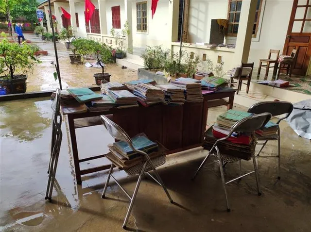 Nghệ An : Nhiều địa phương cho học sinh nghỉ học vì nước lũ dâng cao - Ảnh 9.