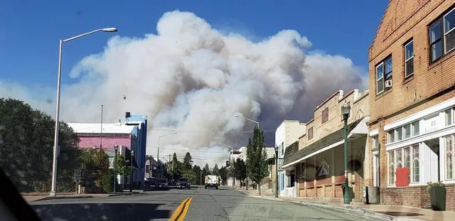 Cháy rừng lan rộng tại California, hàng nghìn người phải sơ tán - Ảnh 2.