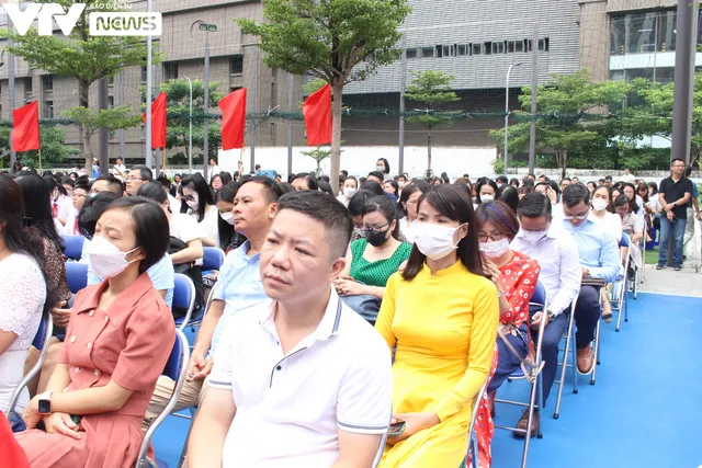‘Mong COVID-19 biến mất’, học sinh vui mừng với lễ khai giảng trực tiếp - Ảnh 10. ‘Mong COVID-19 biến mất’, học sinh vui mừng với lễ khai giảng trực tiếp - Ảnh 10.