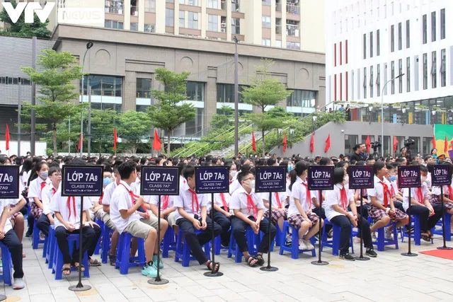 ‘Mong COVID-19 biến mất’, học sinh vui mừng với lễ khai giảng trực tiếp - Ảnh 2. ‘Mong COVID-19 biến mất’, học sinh vui mừng với lễ khai giảng trực tiếp - Ảnh 2.