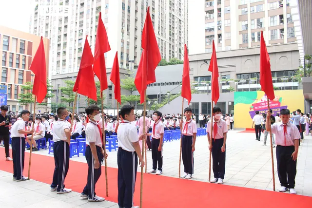 ‘Mong COVID-19 biến mất’, học sinh vui mừng với lễ khai giảng trực tiếp - Ảnh 3. ‘Mong COVID-19 biến mất’, học sinh vui mừng với lễ khai giảng trực tiếp - Ảnh 3.