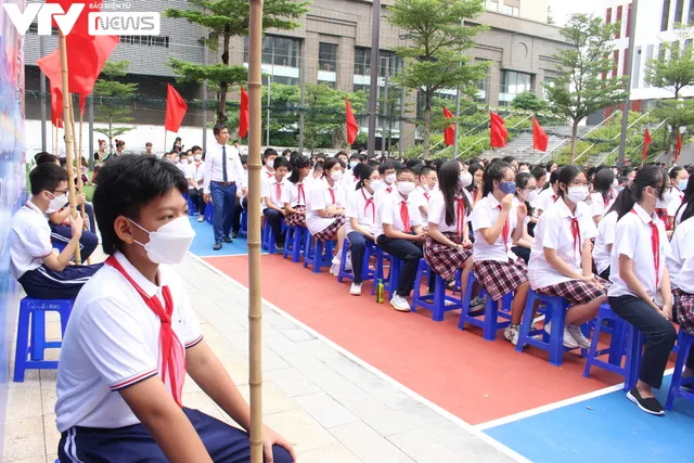 ‘Mong COVID-19 biến mất’, học sinh vui mừng với lễ khai giảng trực tiếp - Ảnh 7. ‘Mong COVID-19 biến mất’, học sinh vui mừng với lễ khai giảng trực tiếp - Ảnh 7.