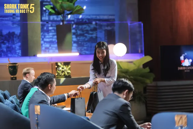 Shark Tank: Nữ sinh 17 tuổi khiến 3 cá mập cùng đầu tư - Ảnh 2.