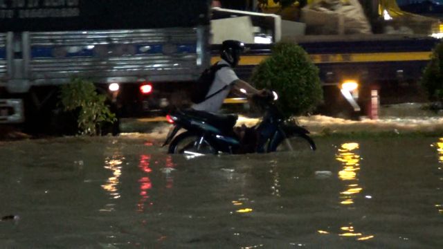 Đồng Nai: Mưa lớn khiến quốc lộ ngập sâu, người dân bì bõm tát nước trong đêm - Ảnh 2.